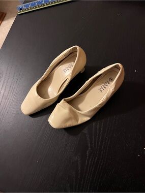 Basic Editions Beige Cream Kitten Heels Pumps Slip On Shoes Size 5W Wide